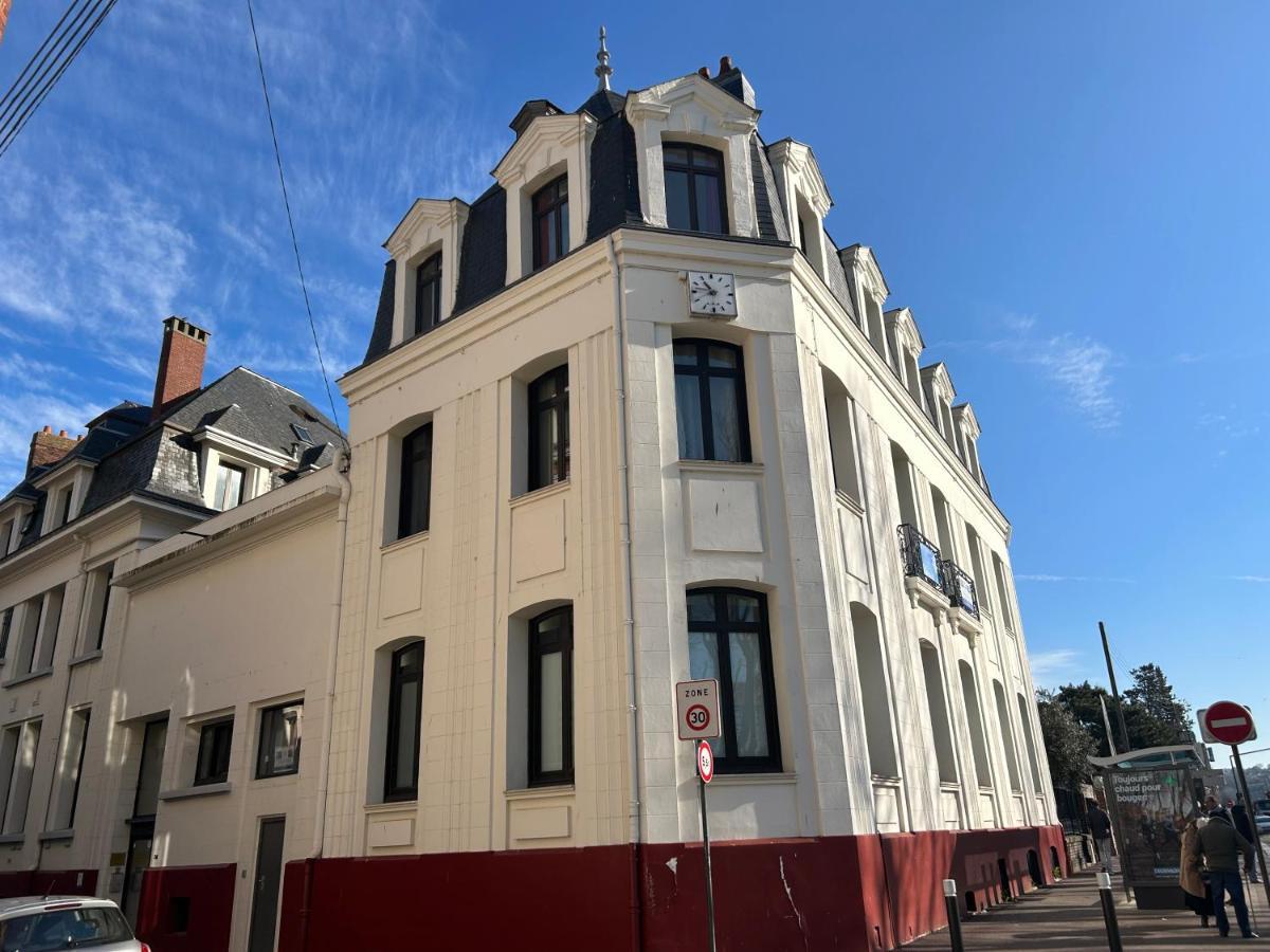 Grand Appartement, 3 Chambres, Centre De *